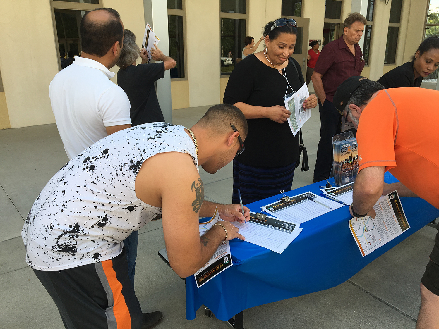 citizens sign up for more information on the State Road 408 Eastern Extension